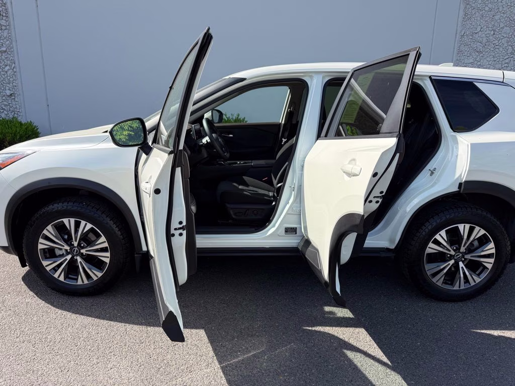 2023 Pearl White Tricoat Nissan Rogue SV AWD SUV