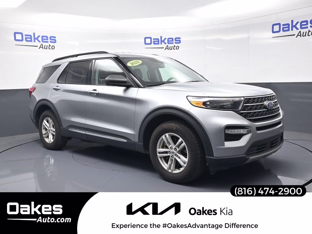 2022 Silver Metallic Ford Explorer XLT 4X4 SUV