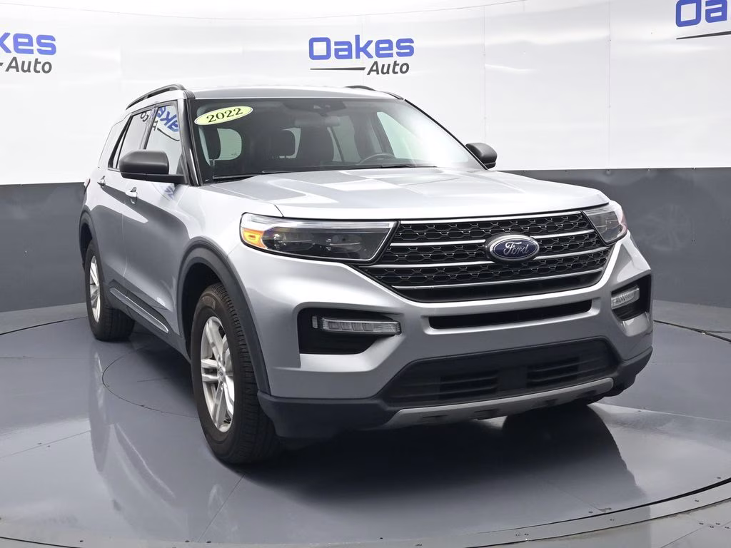 2022 Silver Metallic Ford Explorer XLT 4X4 SUV