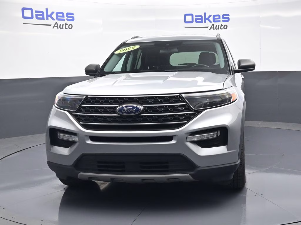 2022 Silver Metallic Ford Explorer XLT 4X4 SUV
