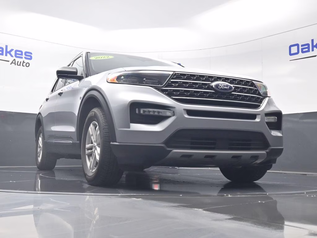 2022 Silver Metallic Ford Explorer XLT 4X4 SUV
