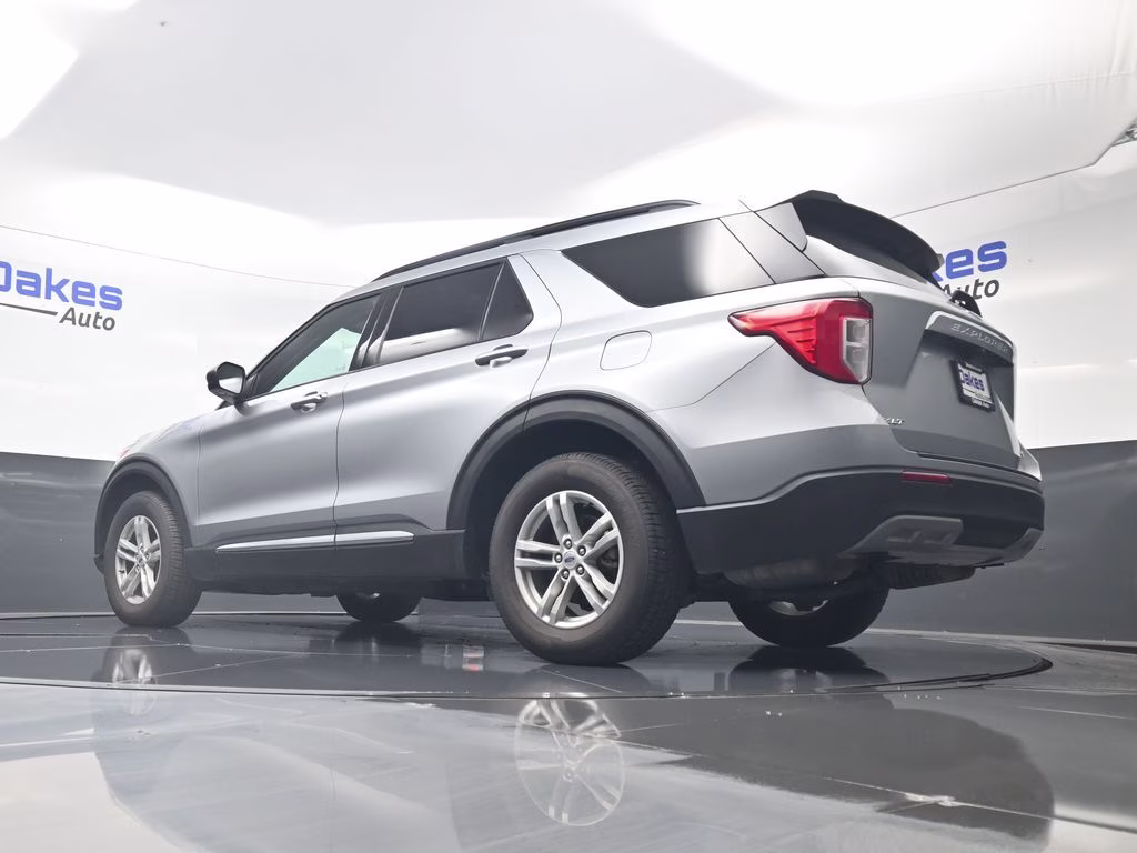 2022 Silver Metallic Ford Explorer XLT 4X4 SUV