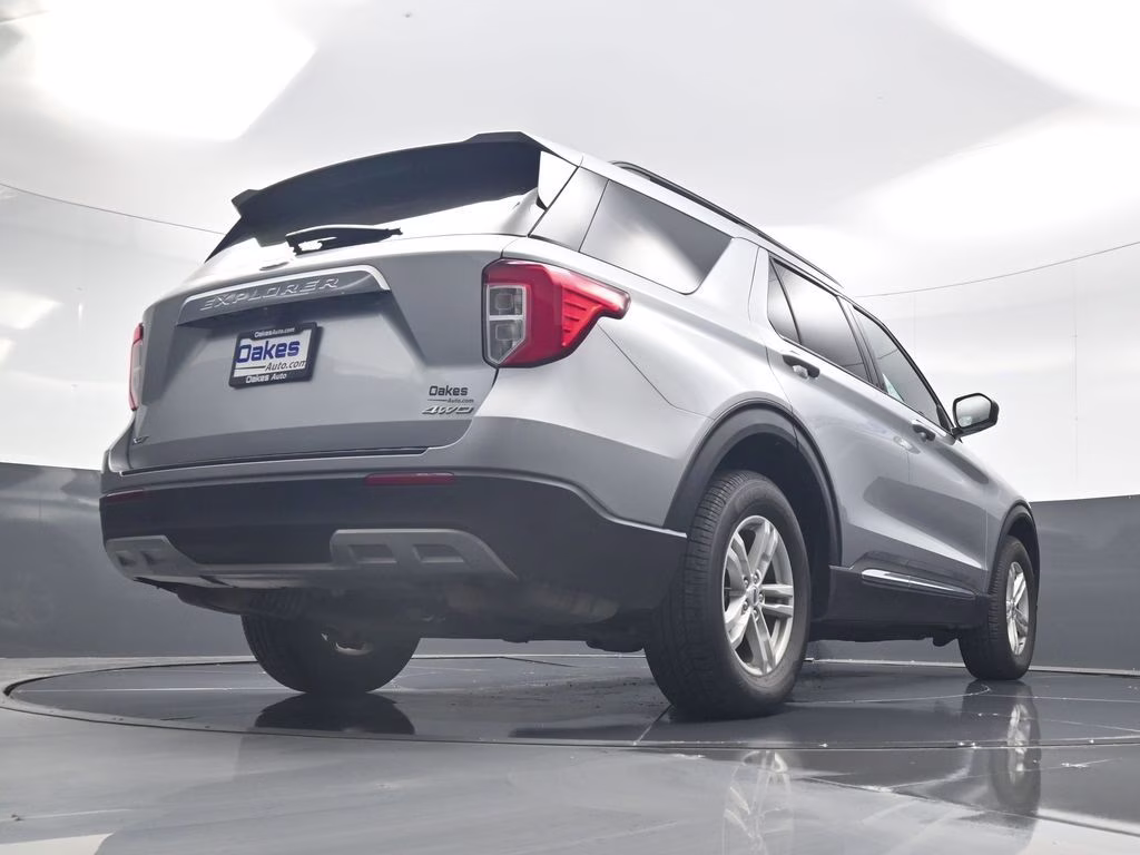 2022 Silver Metallic Ford Explorer XLT 4X4 SUV