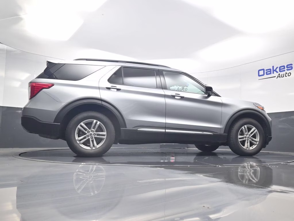 2022 Silver Metallic Ford Explorer XLT 4X4 SUV