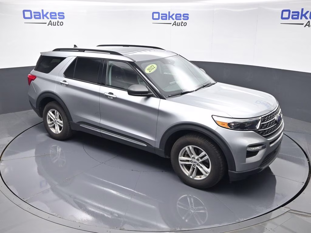 2022 Silver Metallic Ford Explorer XLT 4X4 SUV