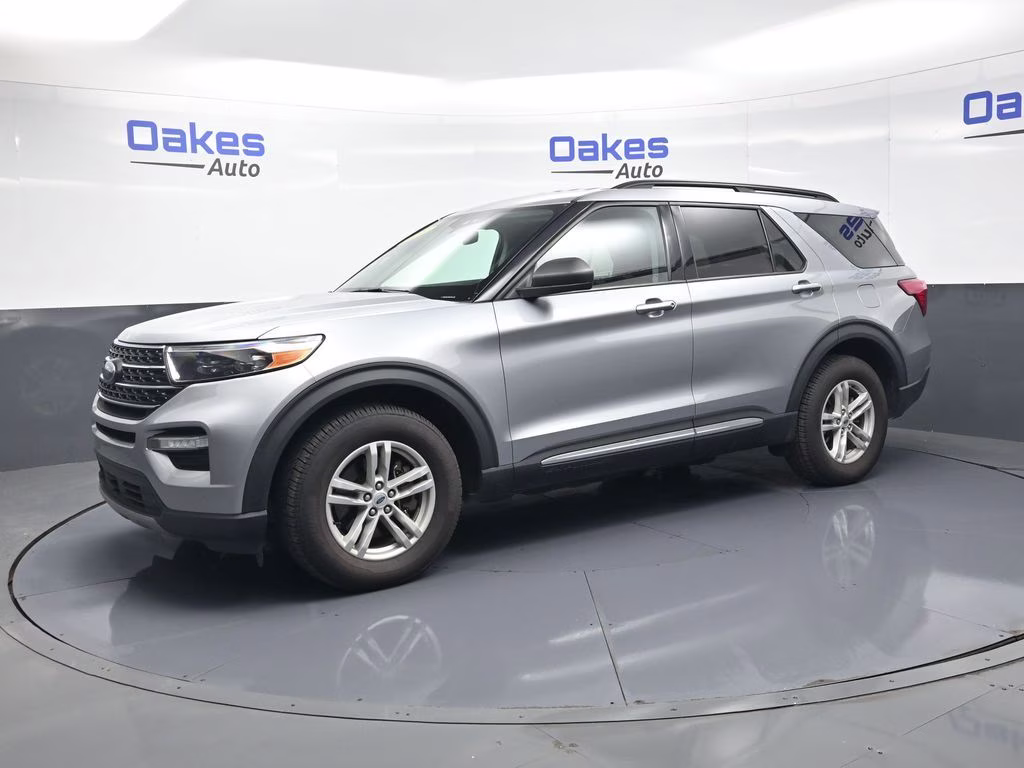 2022 Silver Metallic Ford Explorer XLT 4X4 SUV