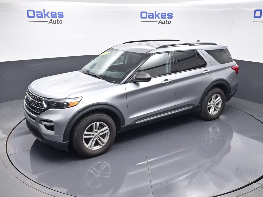 2022 Silver Metallic Ford Explorer XLT 4X4 SUV