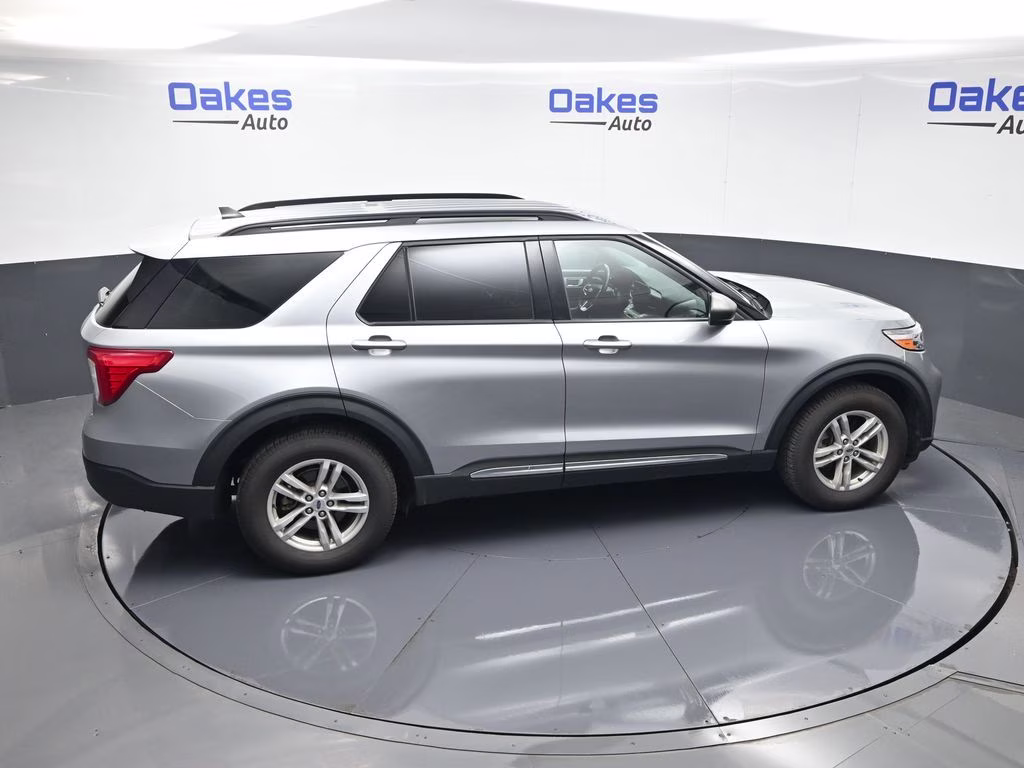 2022 Silver Metallic Ford Explorer XLT 4X4 SUV