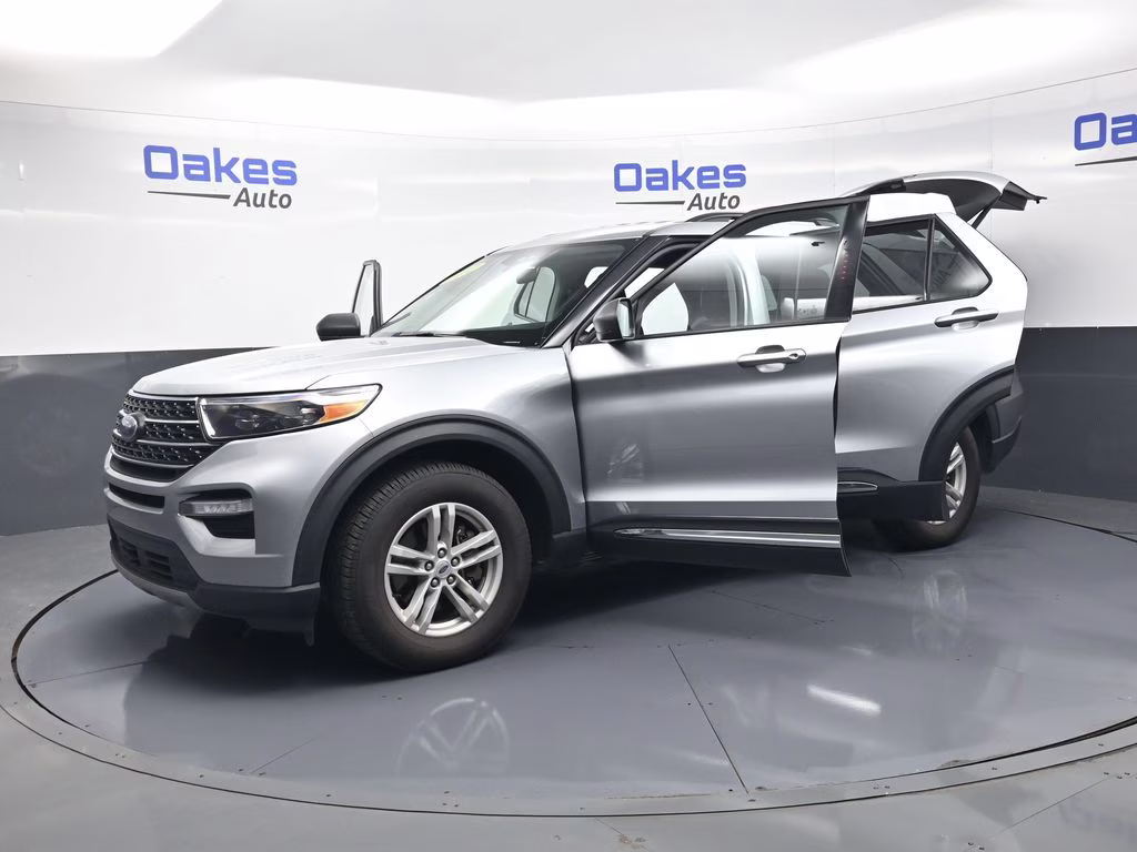 2022 Silver Metallic Ford Explorer XLT 4X4 SUV