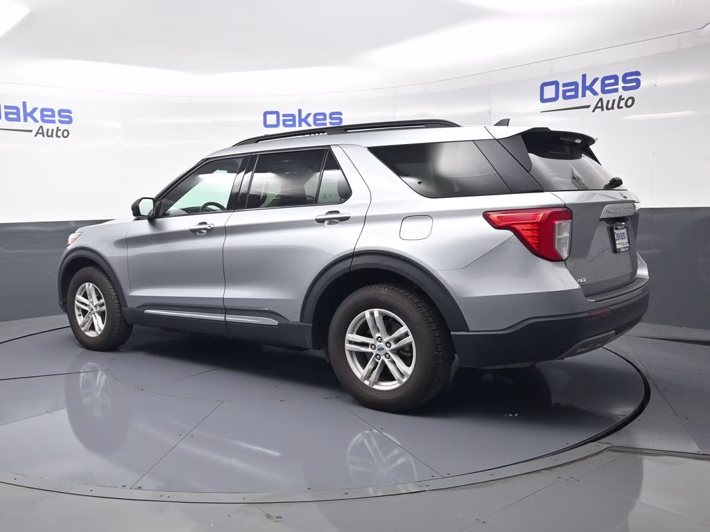2022 Silver Metallic Ford Explorer XLT 4X4 SUV
