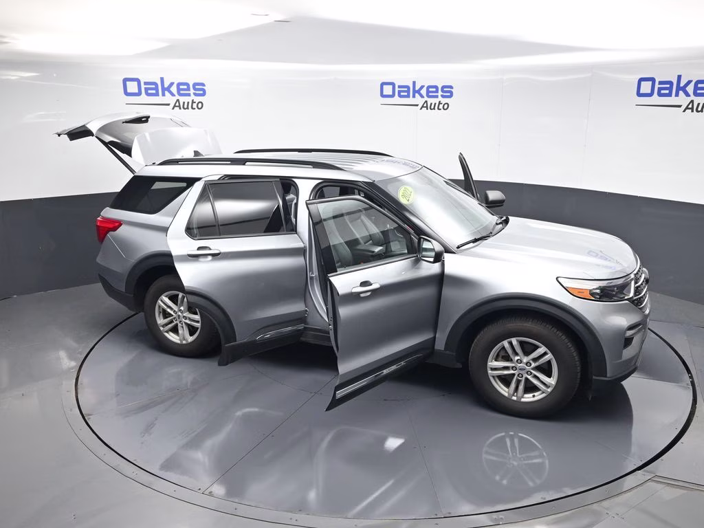 2022 Silver Metallic Ford Explorer XLT 4X4 SUV