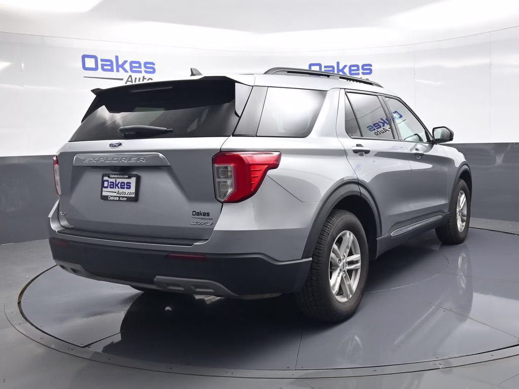 2022 Silver Metallic Ford Explorer XLT 4X4 SUV