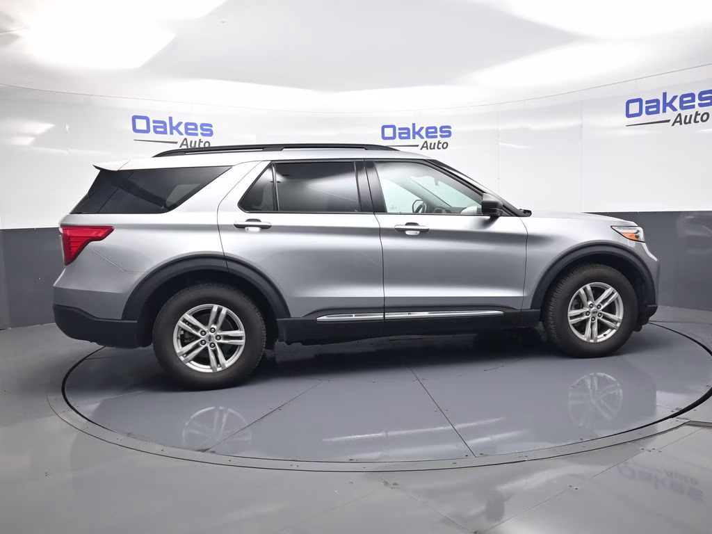 2022 Silver Metallic Ford Explorer XLT 4X4 SUV
