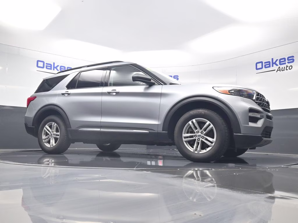 2022 Silver Metallic Ford Explorer XLT 4X4 SUV