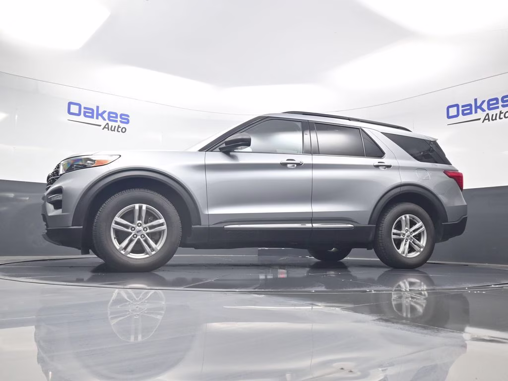 2022 Silver Metallic Ford Explorer XLT 4X4 SUV