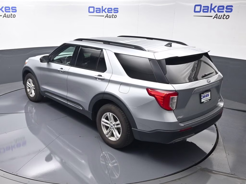 2022 Silver Metallic Ford Explorer XLT 4X4 SUV