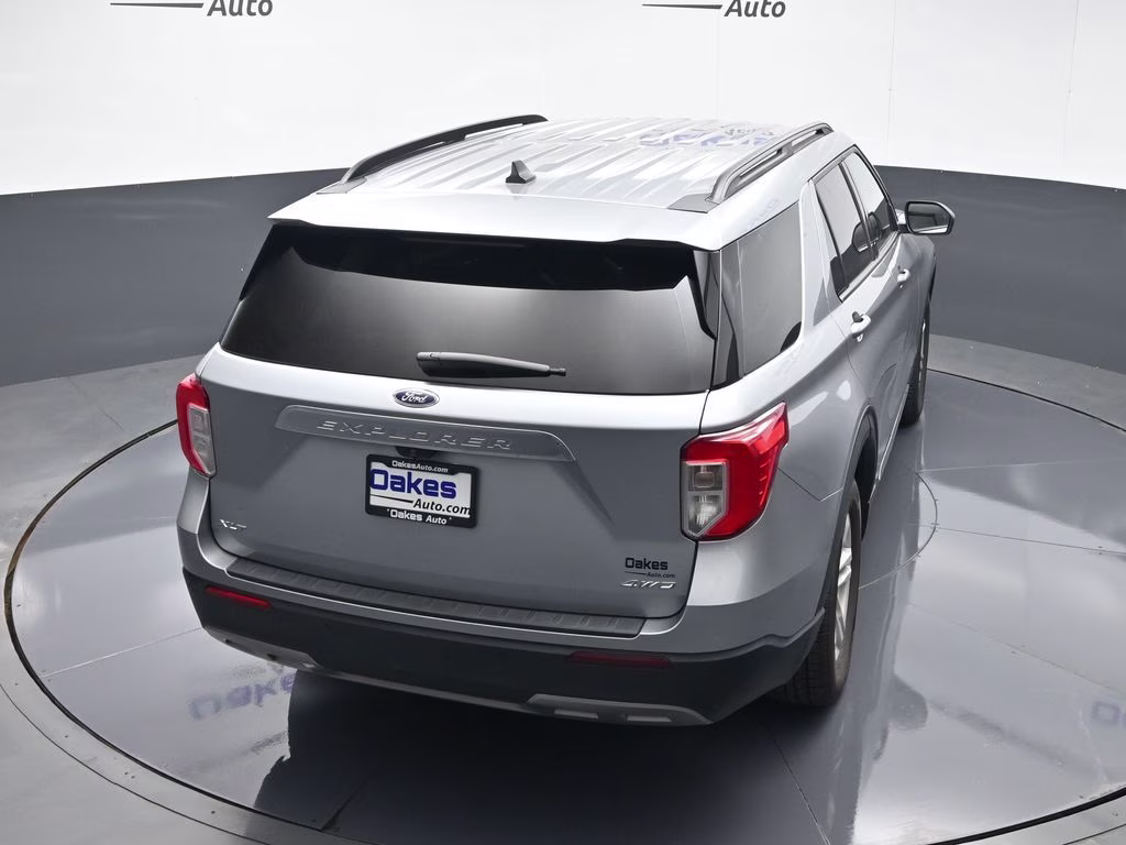2022 Silver Metallic Ford Explorer XLT 4X4 SUV