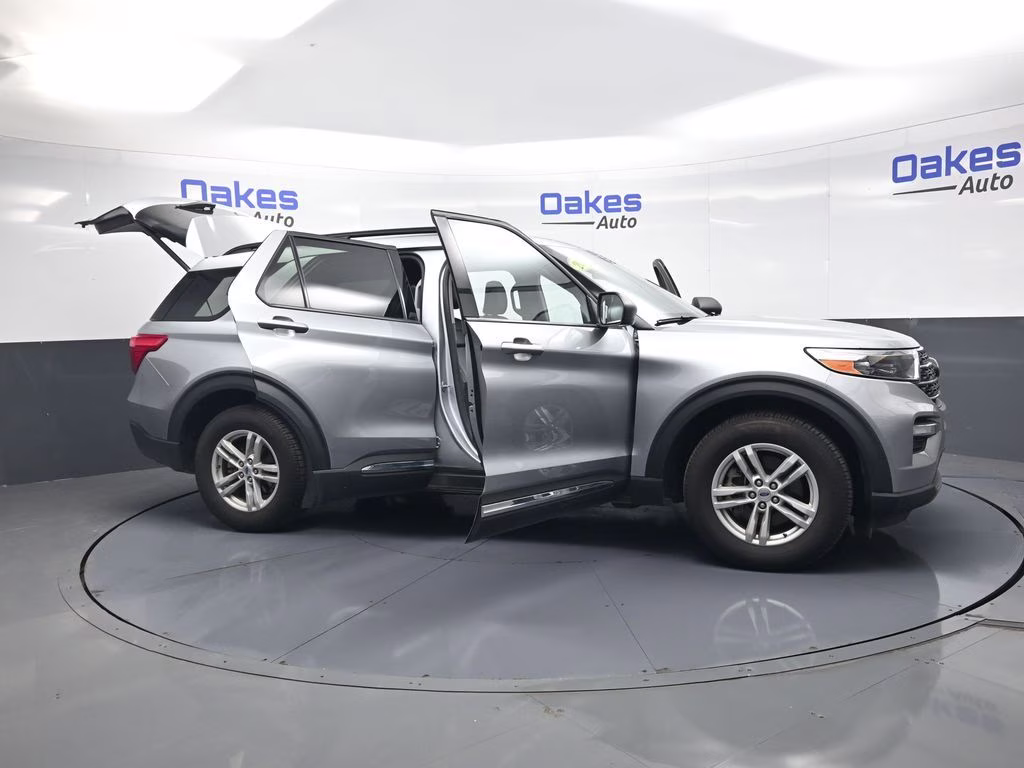 2022 Silver Metallic Ford Explorer XLT 4X4 SUV