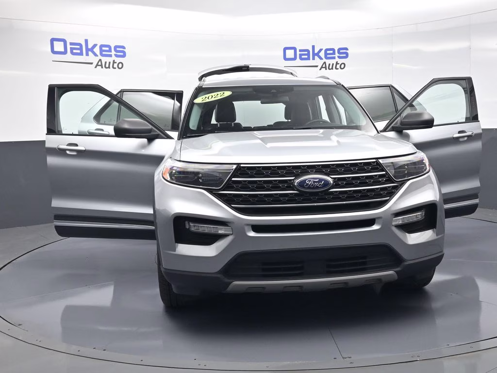 2022 Silver Metallic Ford Explorer XLT 4X4 SUV
