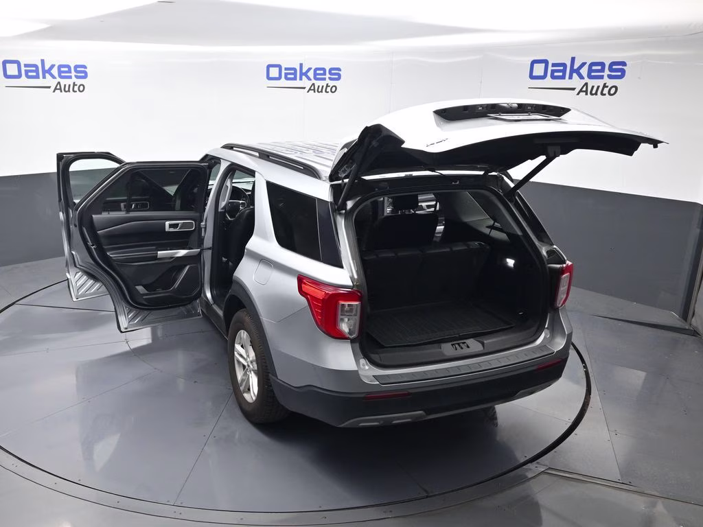 2022 Silver Metallic Ford Explorer XLT 4X4 SUV