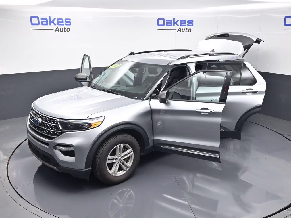 2022 Silver Metallic Ford Explorer XLT 4X4 SUV