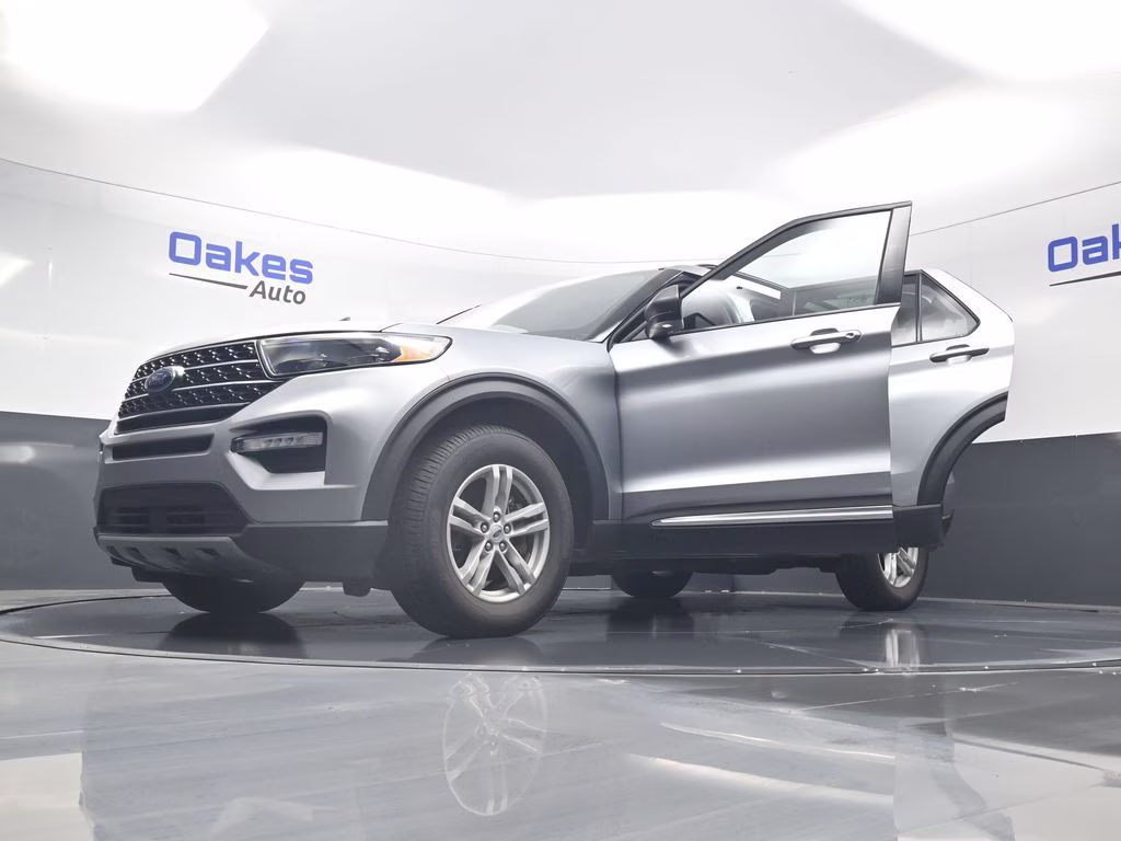 2022 Silver Metallic Ford Explorer XLT 4X4 SUV