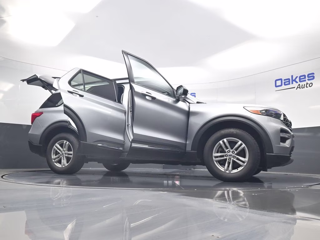 2022 Silver Metallic Ford Explorer XLT 4X4 SUV
