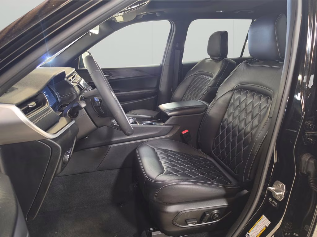 2025 Diamond Black Crystal Pearlcoat Jeep Grand Cherokee L Laredo 4X4 SUV