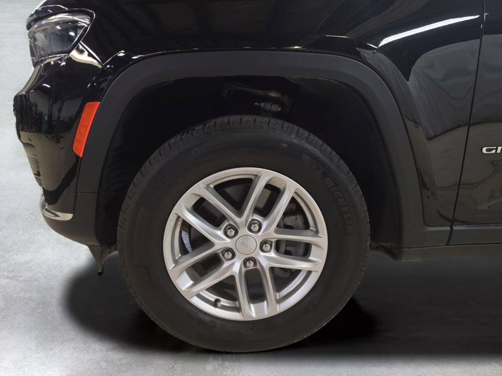 2025 Diamond Black Crystal Pearlcoat Jeep Grand Cherokee L Laredo 4X4 SUV