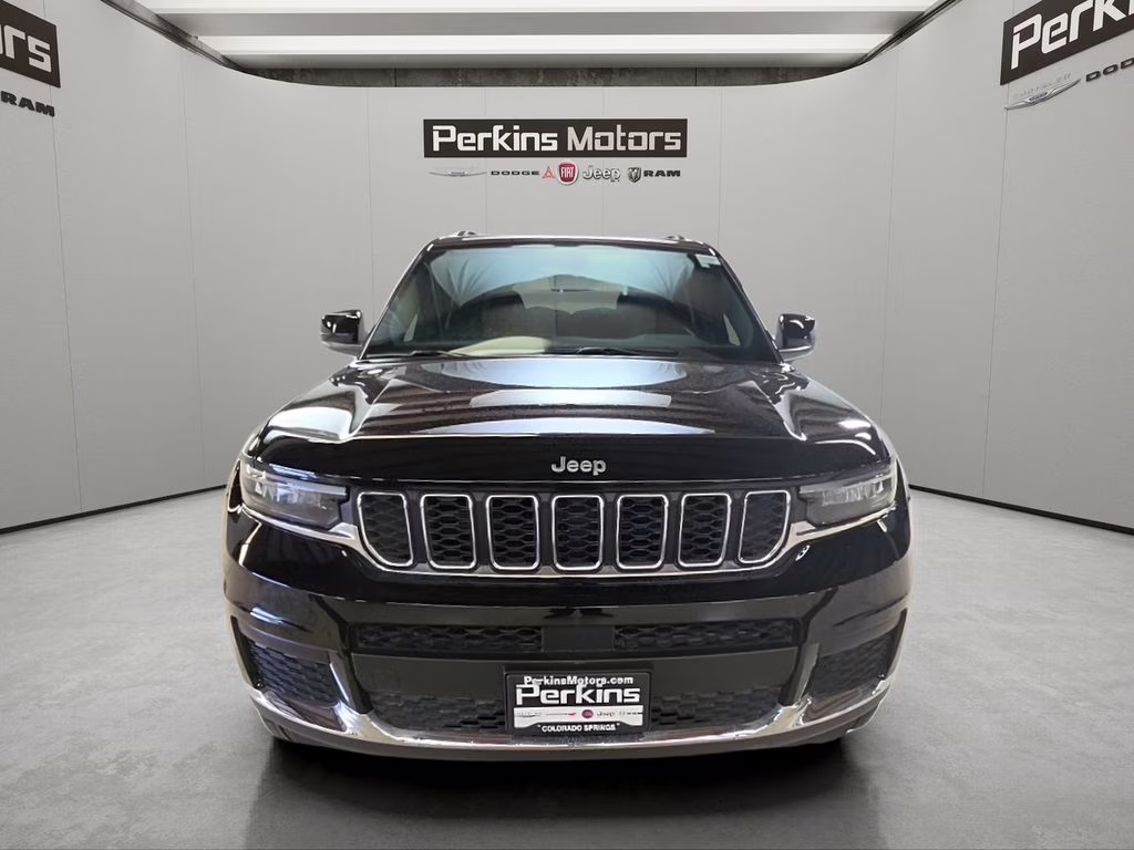 2025 Diamond Black Crystal Pearlcoat Jeep Grand Cherokee L Laredo 4X4 SUV