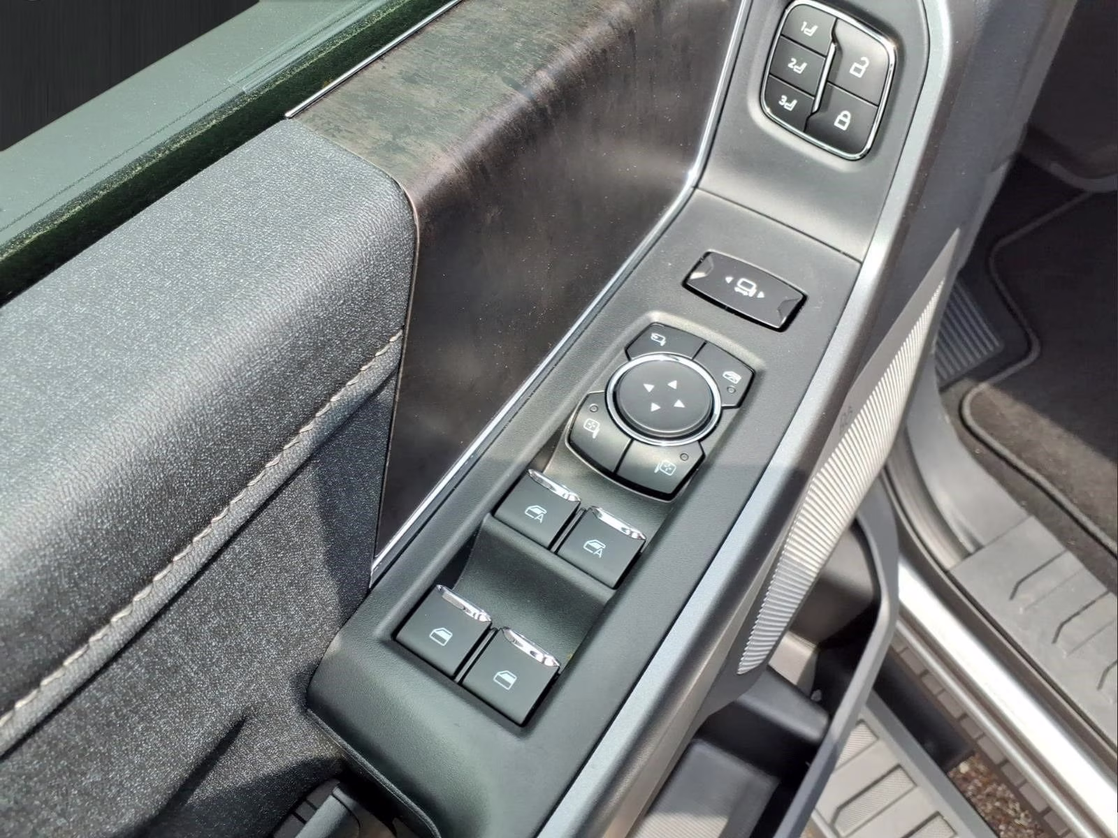 2026 Gray Ford Super Duty F-350 SRW Lariat 4X4 Truck