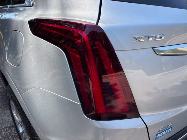 2020 Radiant Silver Metallic Cadillac XT5 Premium Luxury AWD SUV