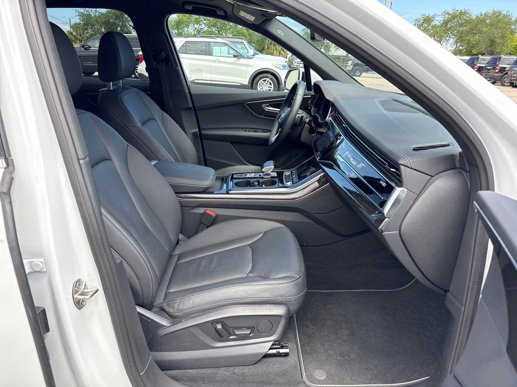 2025 Glacier White Metallic Audi Q7 45 Premium AWD SUV