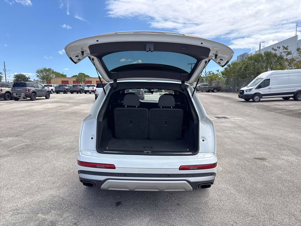 2025 Glacier White Metallic Audi Q7 45 Premium AWD SUV