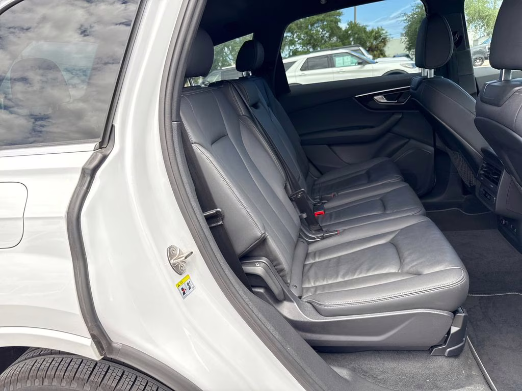 2025 Glacier White Metallic Audi Q7 45 Premium AWD SUV