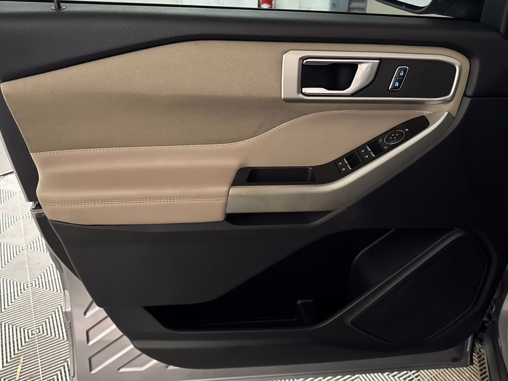 2020 Iconic Silver Metallic Ford Explorer XLT RWD SUV