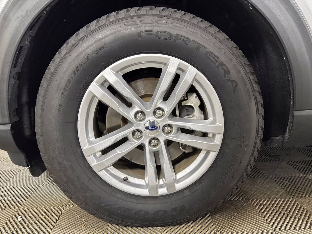 2020 Iconic Silver Metallic Ford Explorer XLT RWD SUV