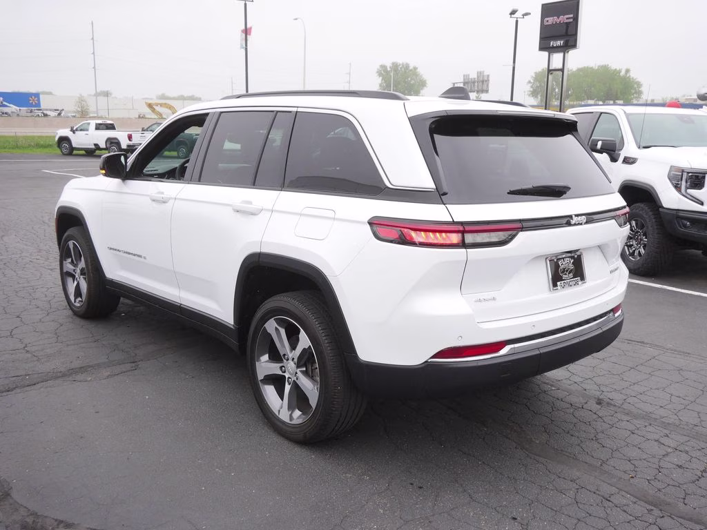 2024 Bright White Clearcoat Jeep Grand Cherokee Limited 4X4 SUV