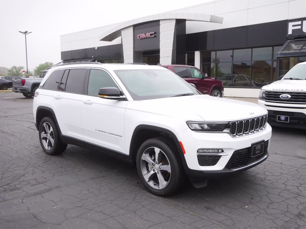 2024 Bright White Clearcoat Jeep Grand Cherokee Limited 4X4 SUV