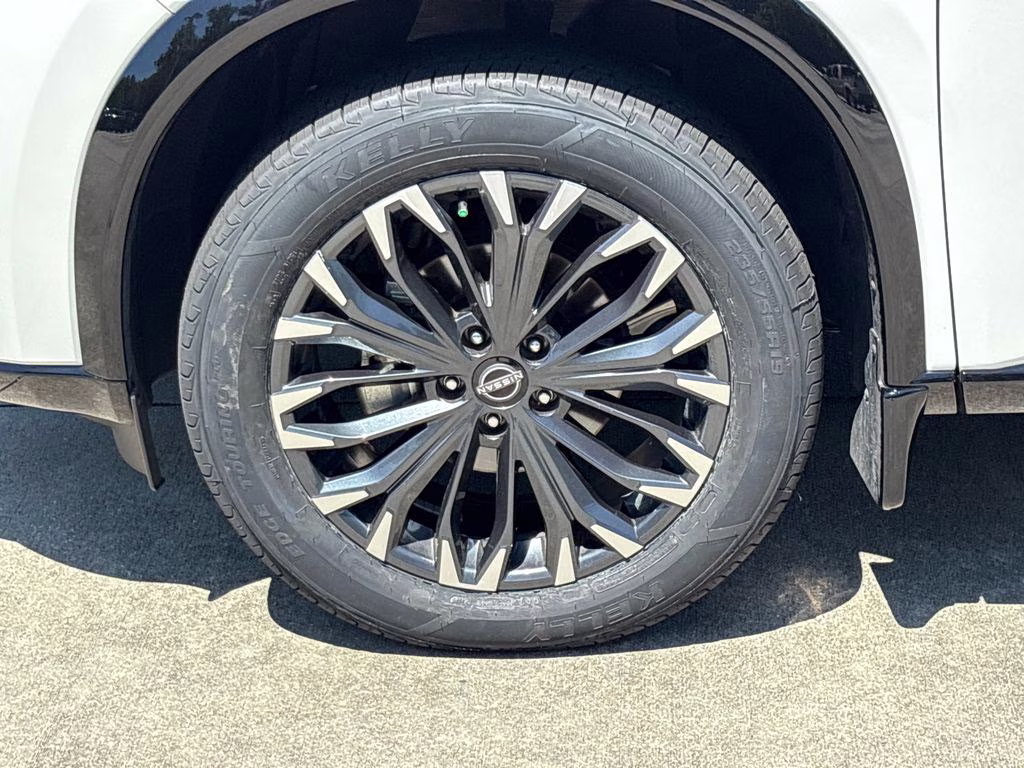 2024 Everest White Pearl/Super Black Nissan Rogue Platinum FWD SUV