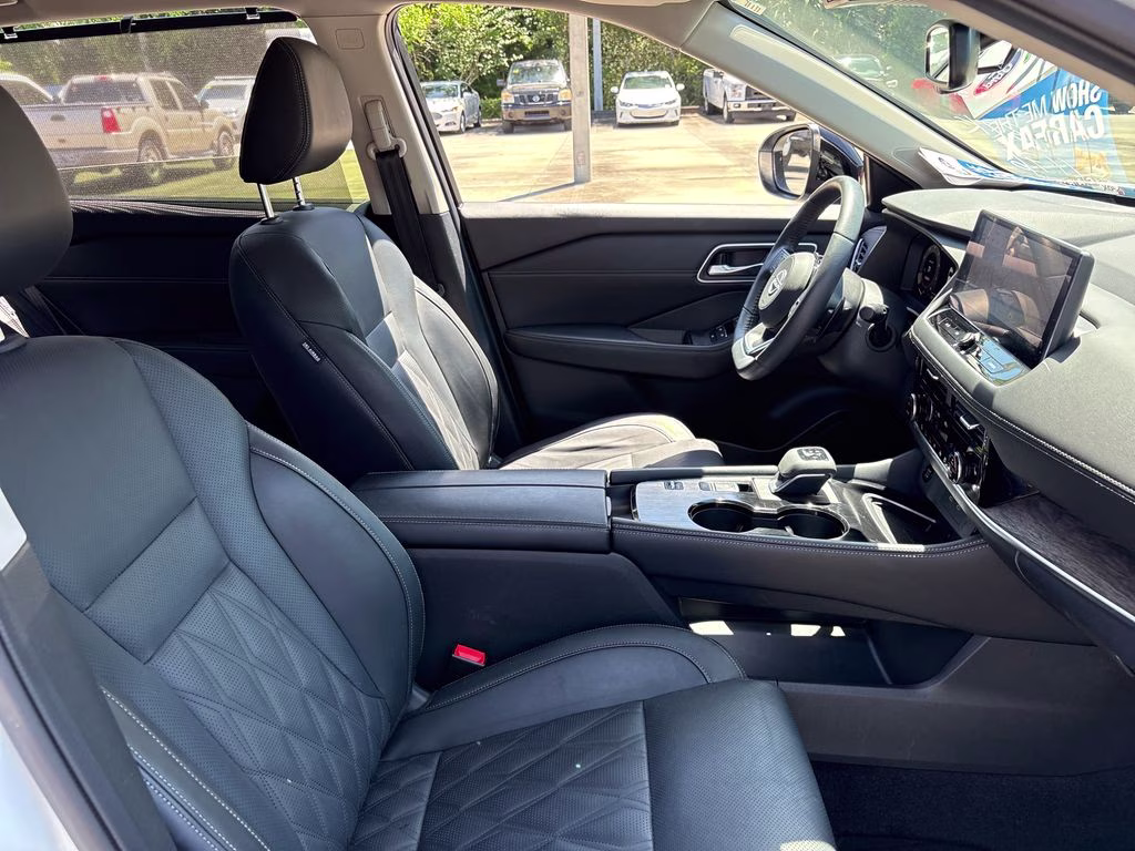 2024 Everest White Pearl/Super Black Nissan Rogue Platinum FWD SUV