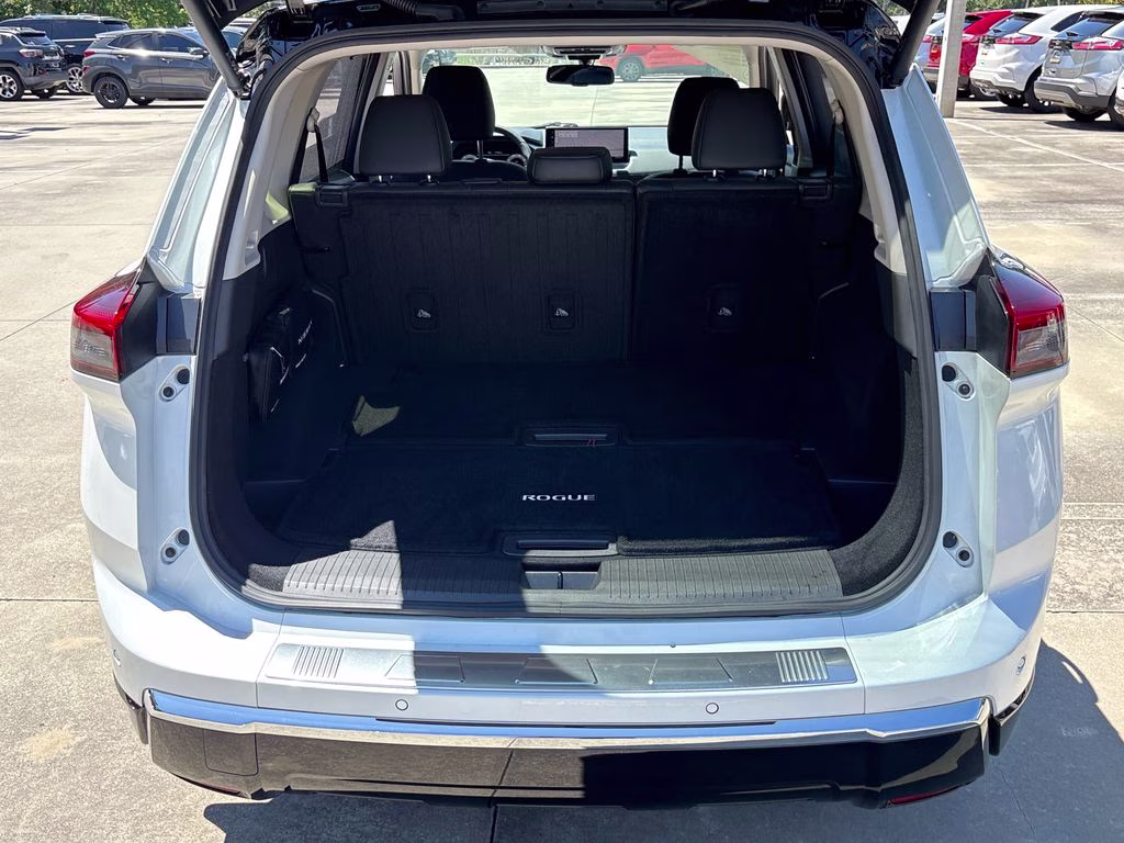 2024 Everest White Pearl/Super Black Nissan Rogue Platinum FWD SUV