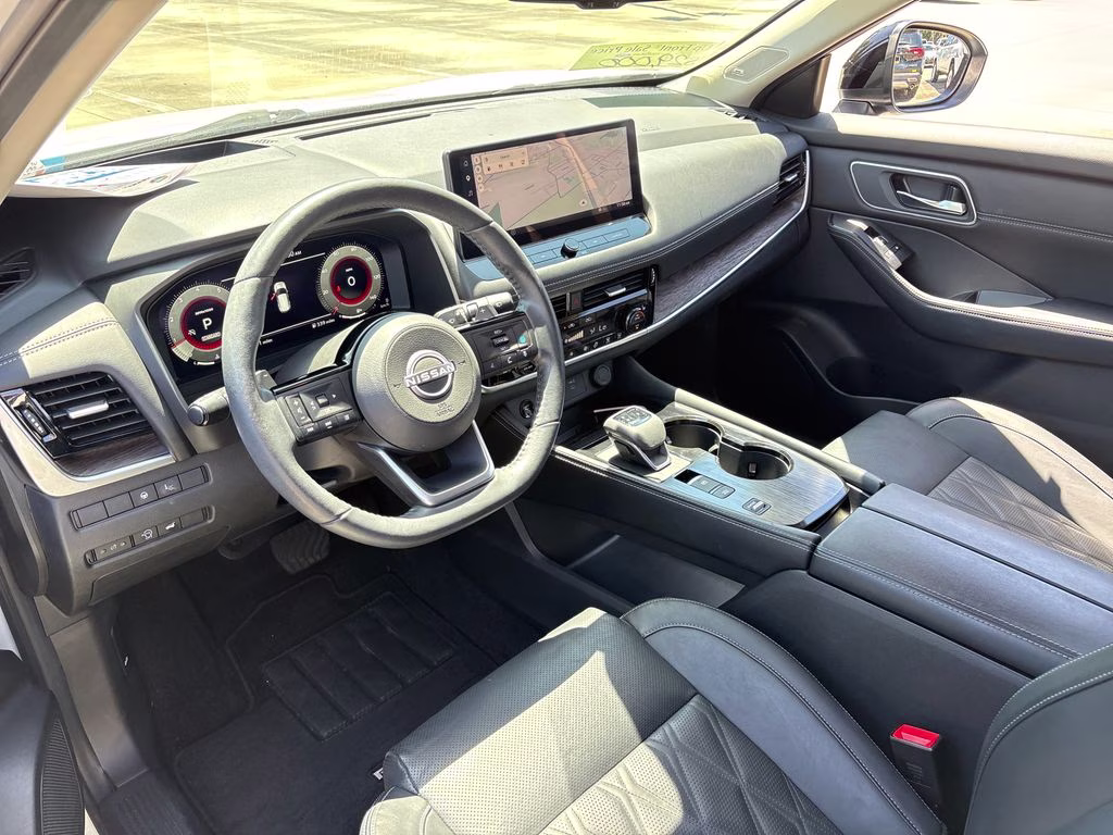 2024 Everest White Pearl/Super Black Nissan Rogue Platinum FWD SUV