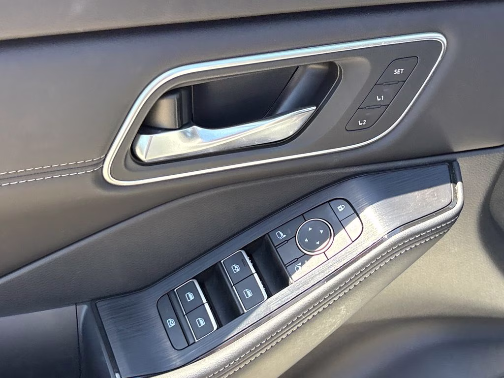2024 Everest White Pearl/Super Black Nissan Rogue Platinum FWD SUV