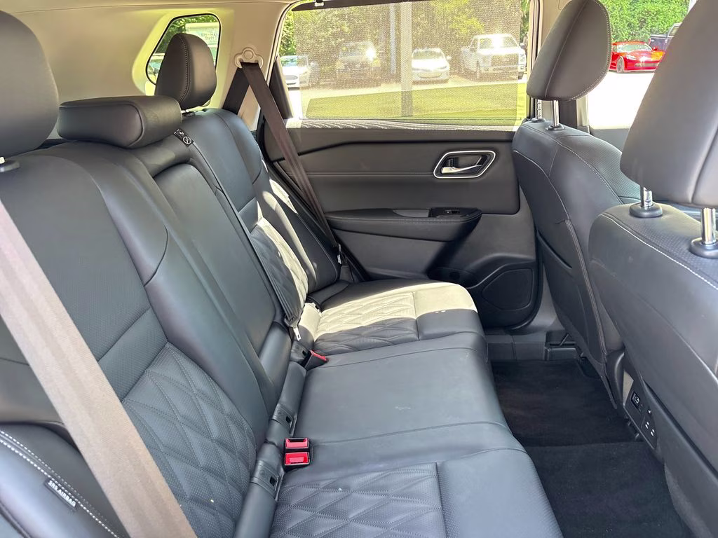 2024 Everest White Pearl/Super Black Nissan Rogue Platinum FWD SUV