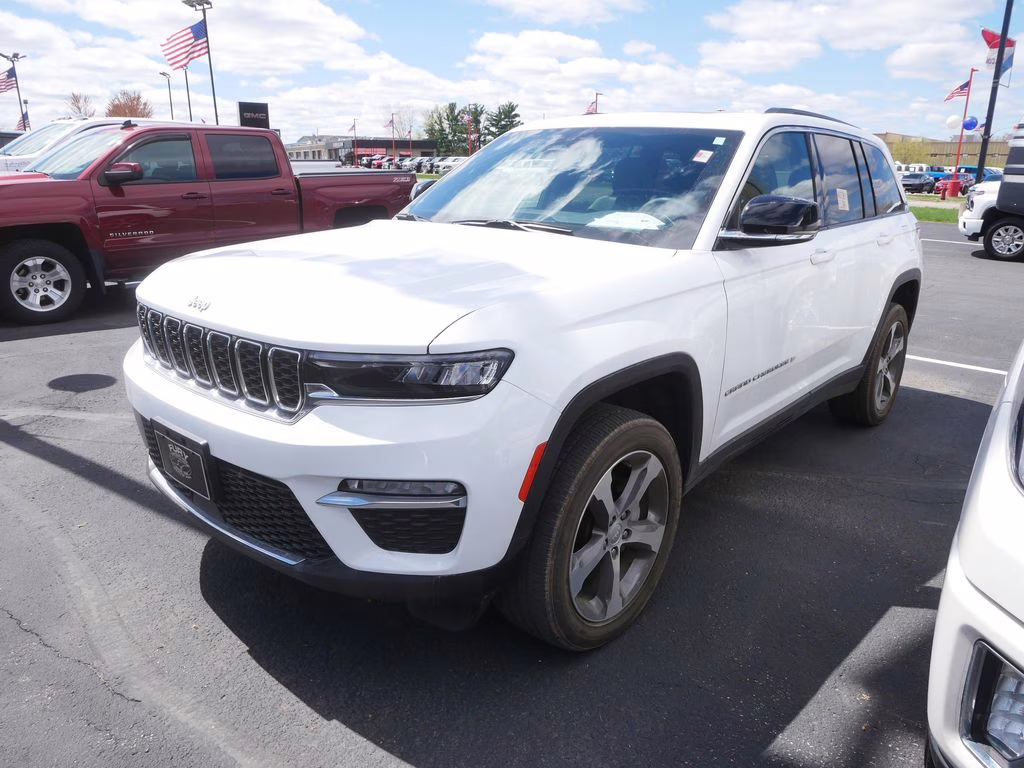 2024 Bright White Clearcoat Jeep Grand Cherokee Limited 4X4 SUV