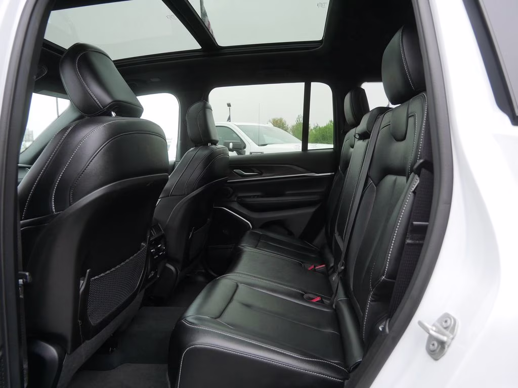 2024 Bright White Clearcoat Jeep Grand Cherokee Limited 4X4 SUV