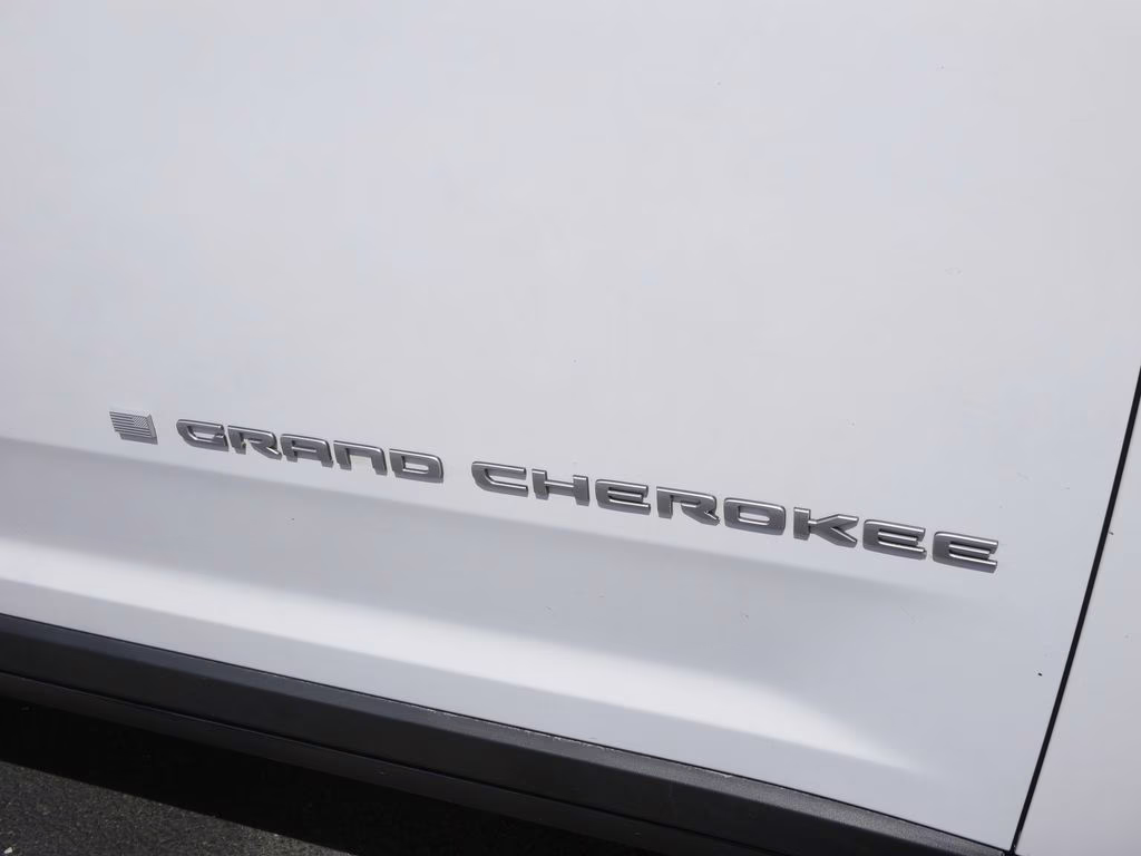 2024 Bright White Clearcoat Jeep Grand Cherokee Limited 4X4 SUV