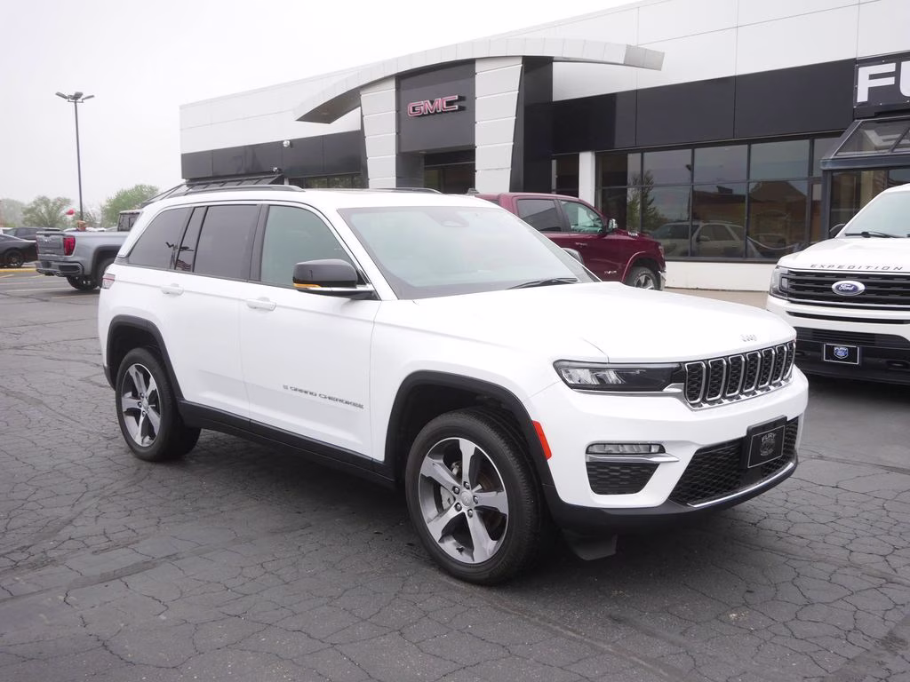 2024 Bright White Clearcoat Jeep Grand Cherokee Limited 4X4 SUV