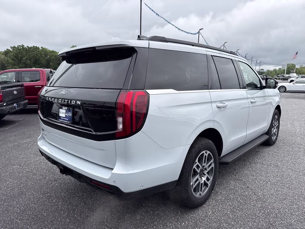 2025 Space Silver Metallic Ford Expedition Active 4X4 SUV